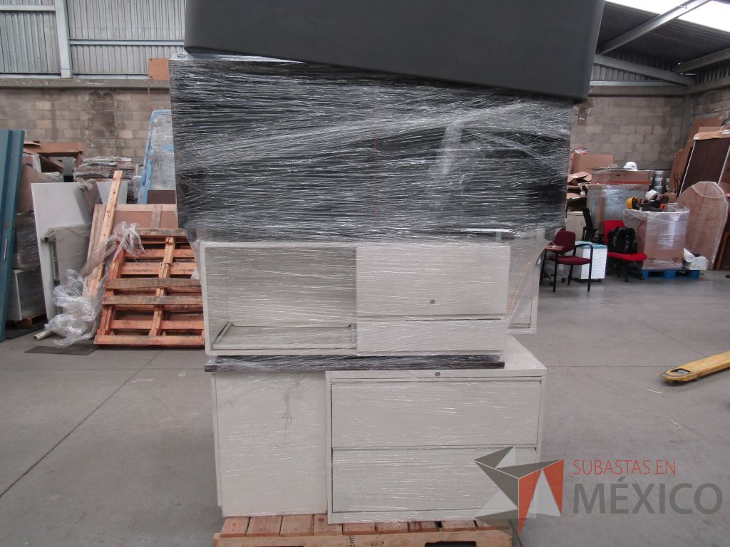 Lote 014 - 8 Piezas de credenzas de varios modelos, archviero de 2 cajones, gabinetes y barra - Imagen 10