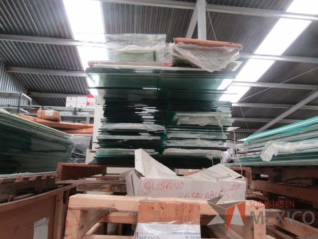 Lote 021 - 200 Piezas de vidrio de varios tamaños