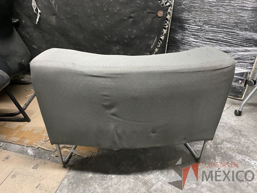Lote 061 - Sillón de 1 plaza con base metálica, asiento y respaldo en tela color gris - Imagen 4