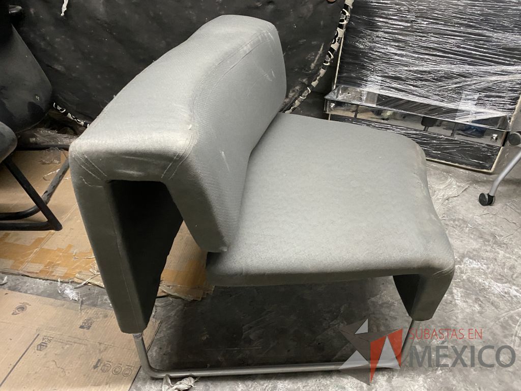 Lote 061 - Sillón de 1 plaza con base metálica, asiento y respaldo en tela color gris - Imagen 5