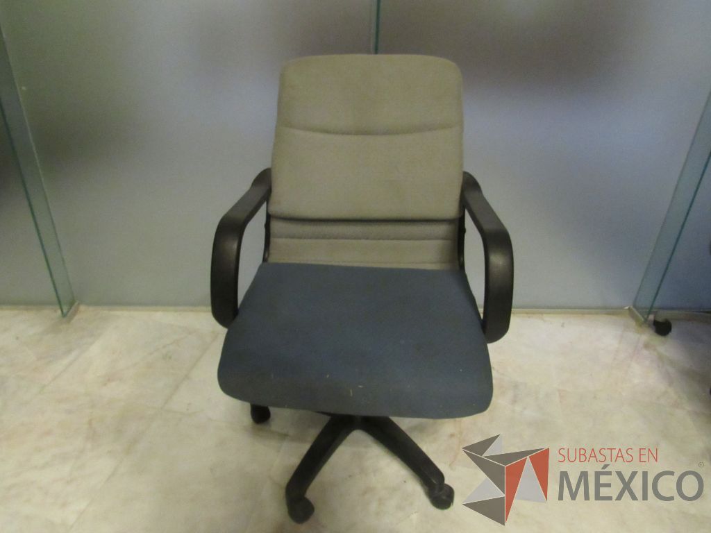 Lote 161 - Silla operativa con ruedas, descansa brazos, asiento y respaldo en tela color azul con gris