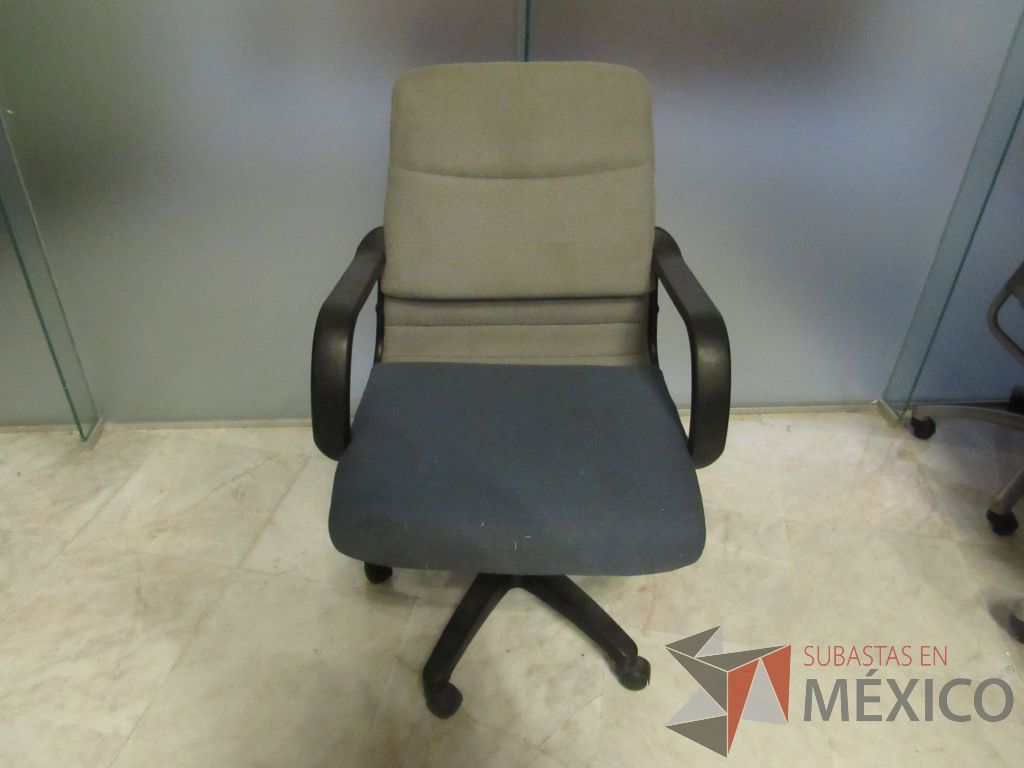 Lote 280a - Silla operativa con ruedas, descansa brazos, asiento y respaldo en tela color azul con gris - Imagen 2