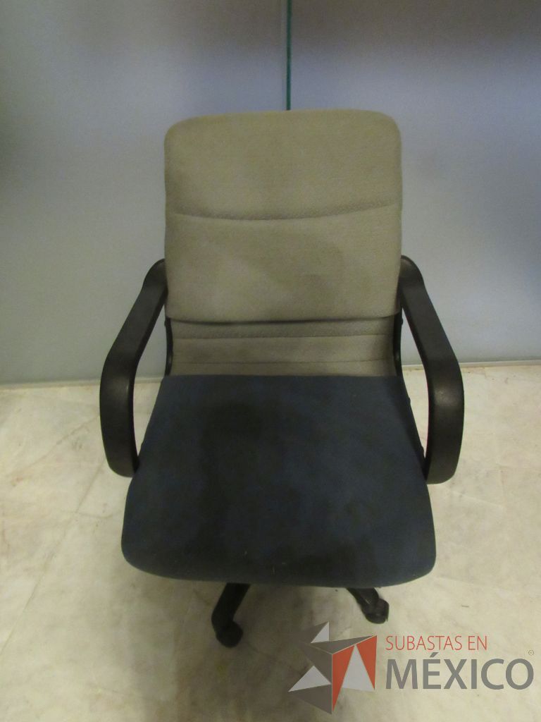 Lote 161 - Silla operativa con ruedas, descansa brazos, asiento y respaldo en tela color azul con gris - Imagen 3