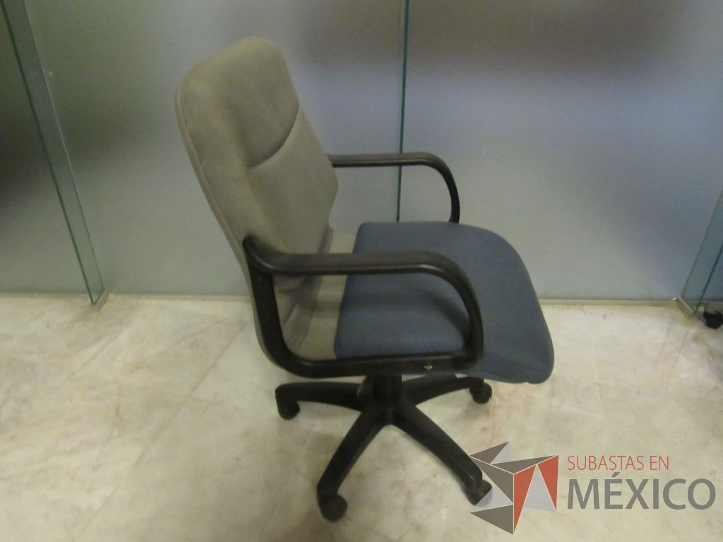 Lote 161 - Silla operativa con ruedas, descansa brazos, asiento y respaldo en tela color azul con gris - Imagen 4