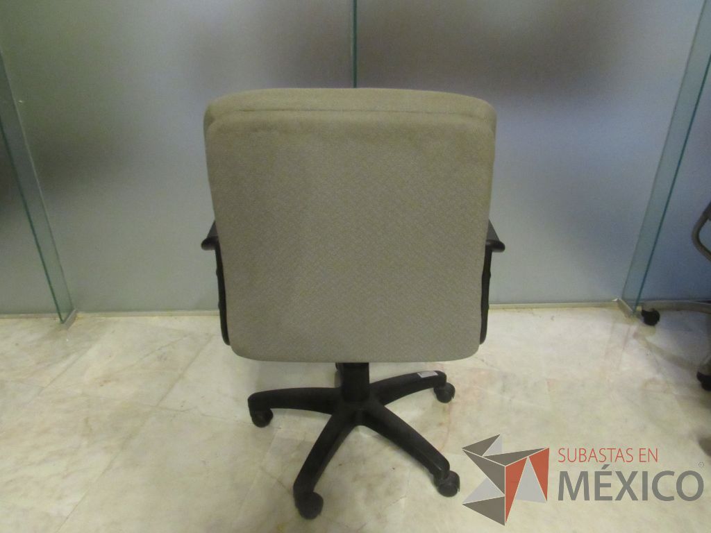 Lote 161 - Silla operativa con ruedas, descansa brazos, asiento y respaldo en tela color azul con gris - Imagen 5