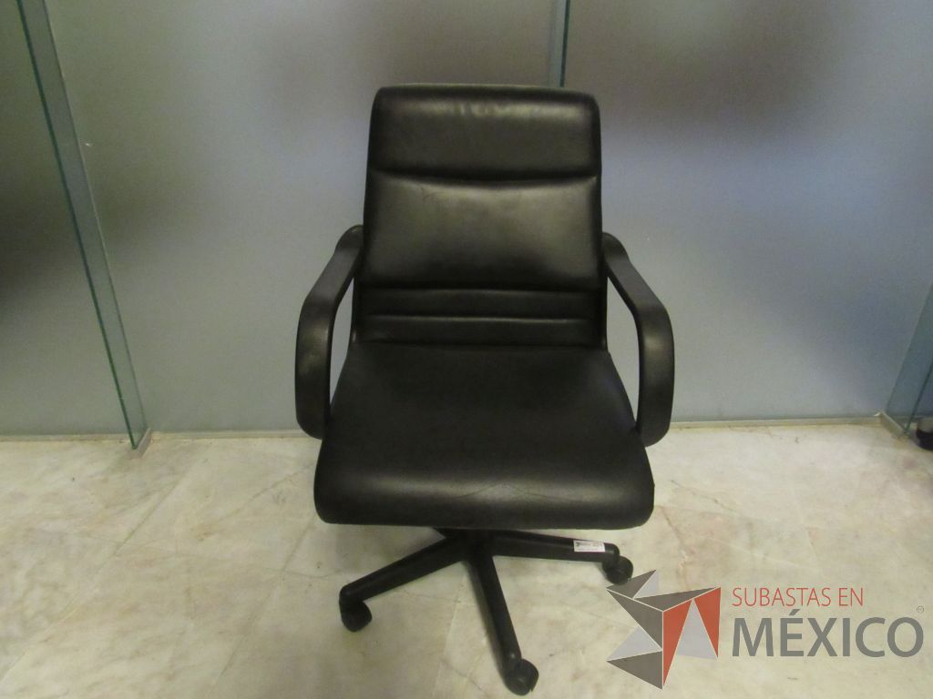 Lote 302d - Silla operativa con ruedas, descansa brazos, asiento y respaldo tipo piel color negro