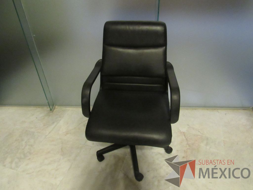 Lote 302d - Silla operativa con ruedas, descansa brazos, asiento y respaldo tipo piel color negro - Imagen 2