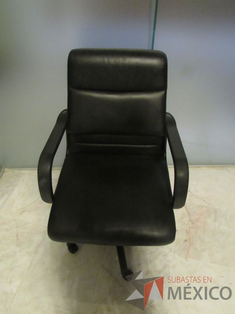 Lote 302d - Silla operativa con ruedas, descansa brazos, asiento y respaldo tipo piel color negro - Imagen 3