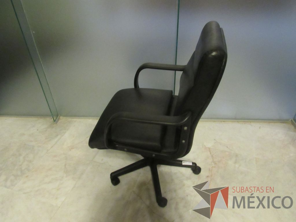 Lote 302d - Silla operativa con ruedas, descansa brazos, asiento y respaldo tipo piel color negro - Imagen 4