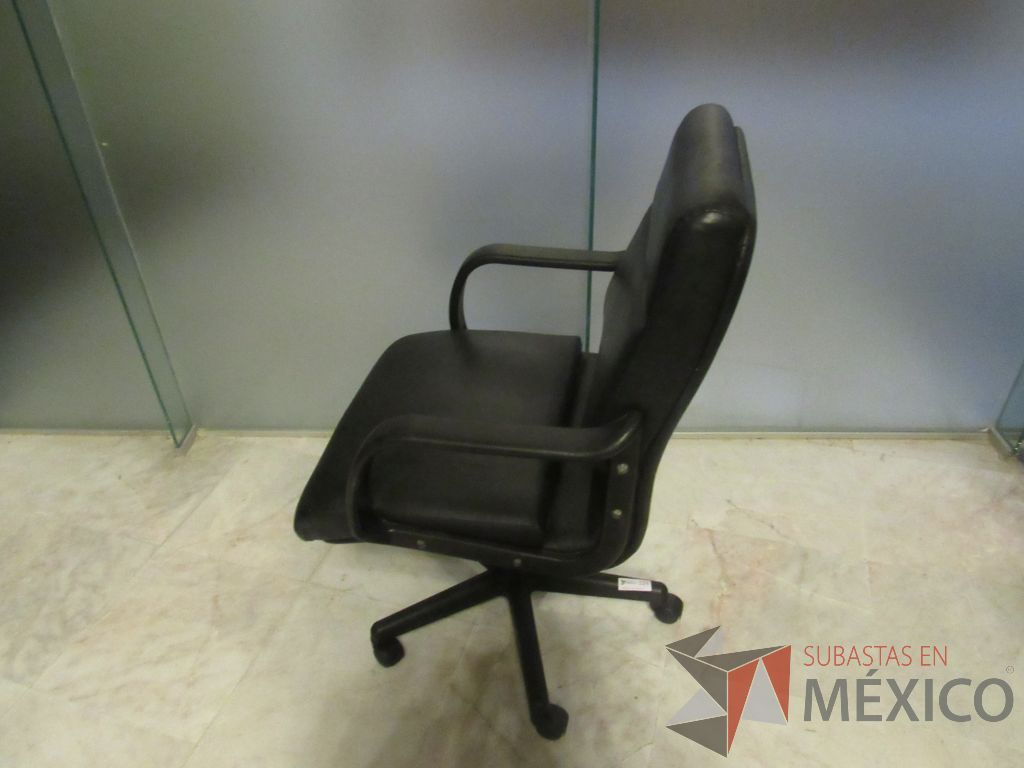 Lote 302d - Silla operativa con ruedas, descansa brazos, asiento y respaldo tipo piel color negro - Imagen 5