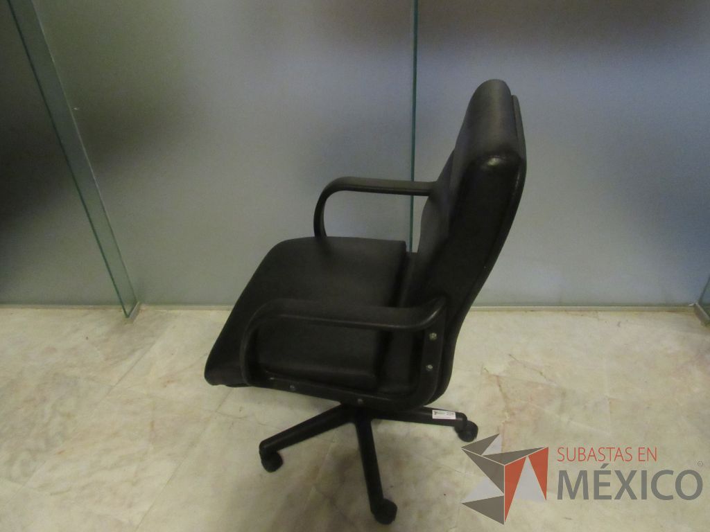 Lote 302d - Silla operativa con ruedas, descansa brazos, asiento y respaldo tipo piel color negro - Imagen 6