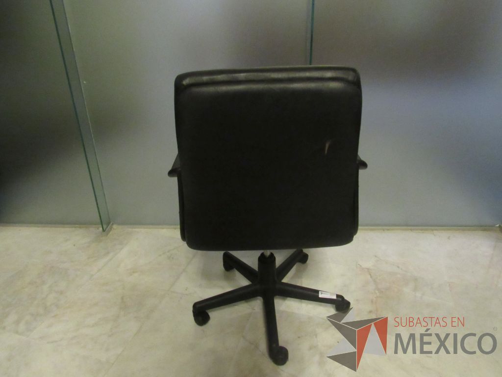 Lote 279d - Silla operativa con ruedas, descansa brazos, asiento y respaldo tipo piel color negro - Imagen 7