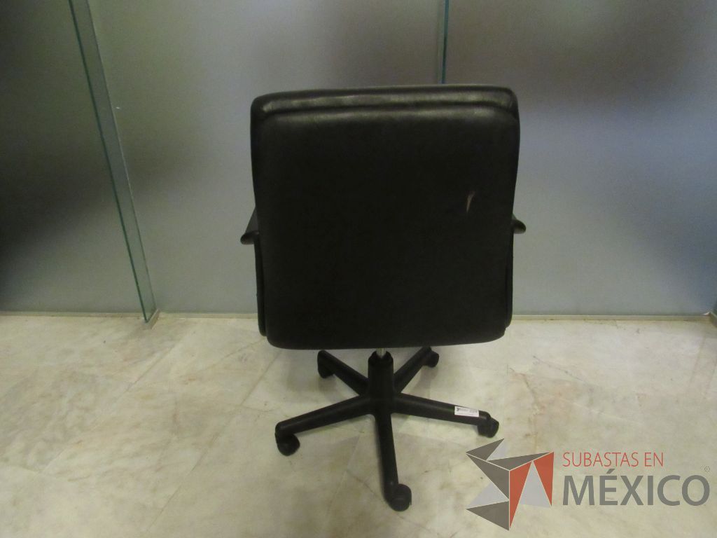 Lote 302d - Silla operativa con ruedas, descansa brazos, asiento y respaldo tipo piel color negro - Imagen 8