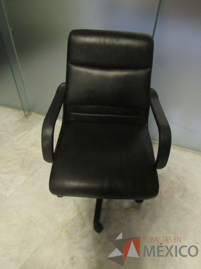 Lote 302d - Silla operativa con ruedas, descansa brazos, asiento y respaldo tipo piel color negro - Imagen 9