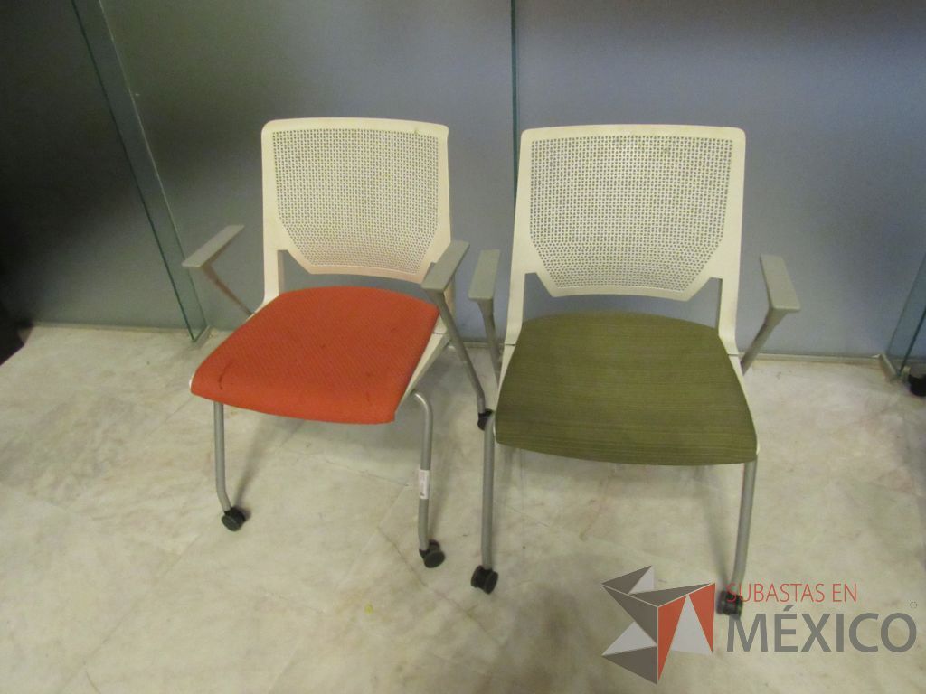 Lote 164 - Silla de visita con rueda, asiento en tela y respaldo color blanco - Imagen 2