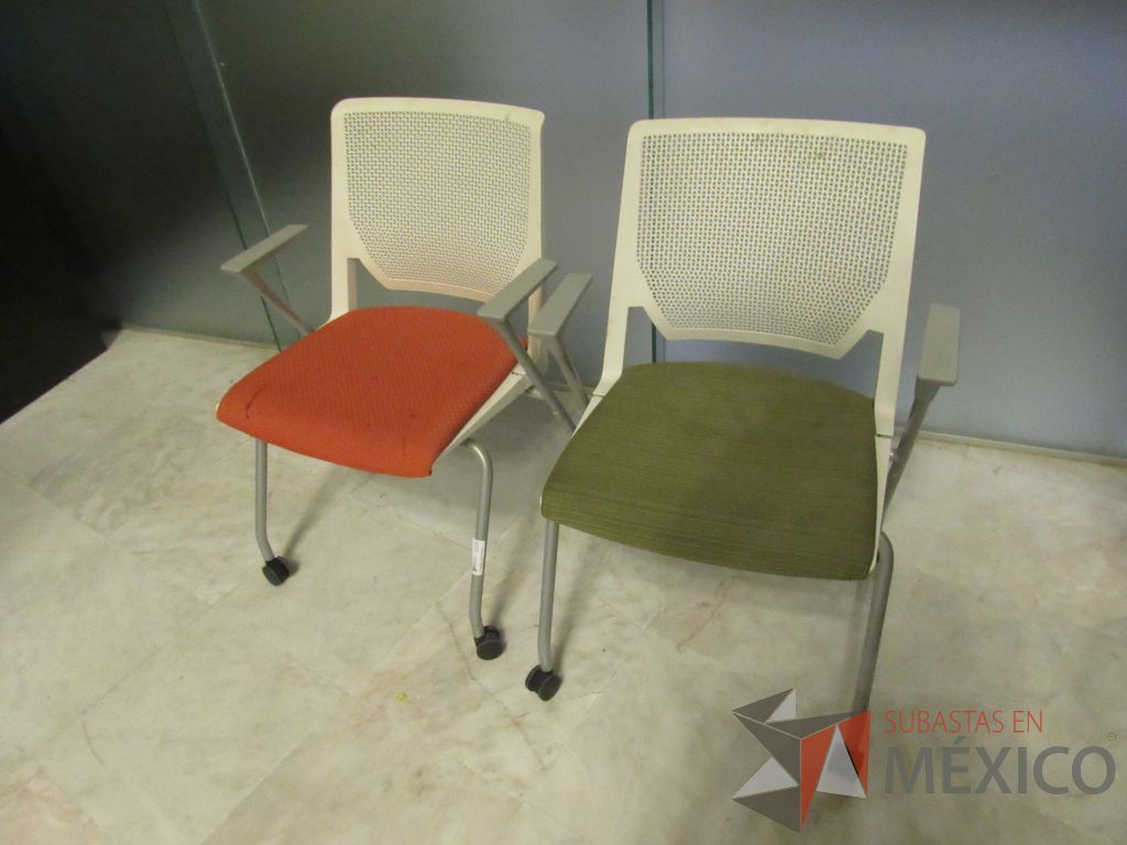 Lote 084 - Silla de visita con rueda, asiento en tela y respaldo color blanco - Imagen 3