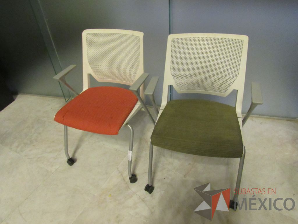Lote 171 - Silla de visita con rueda, asiento en tela y respaldo color blanco - Imagen 3
