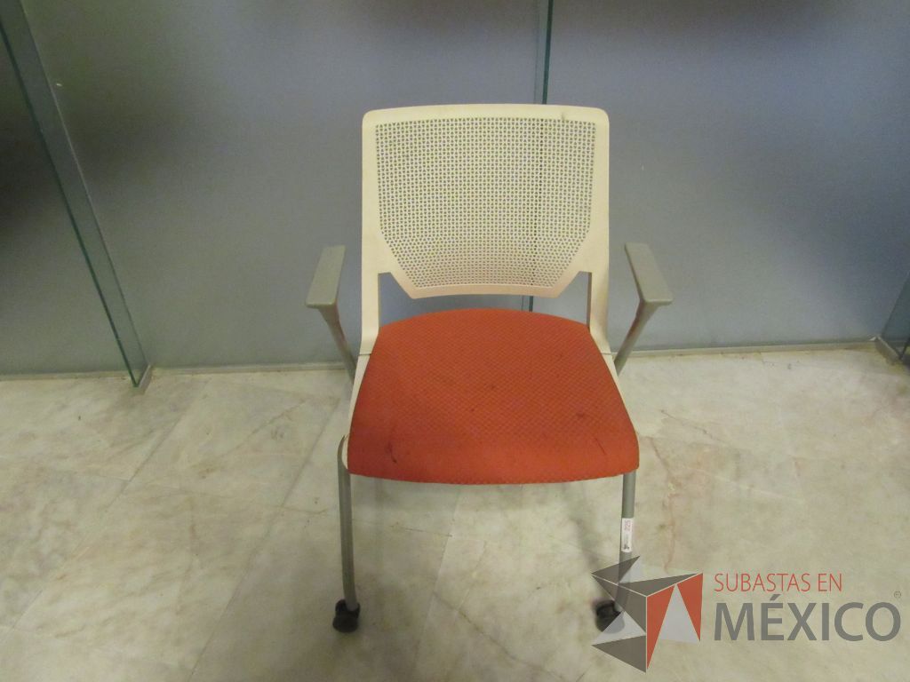 Lote 171 - Silla de visita con rueda, asiento en tela y respaldo color blanco - Imagen 4