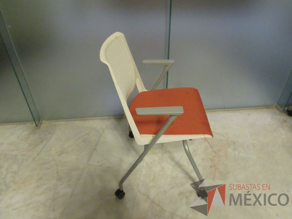 Lote 084 - Silla de visita con rueda, asiento en tela y respaldo color blanco - Imagen 6