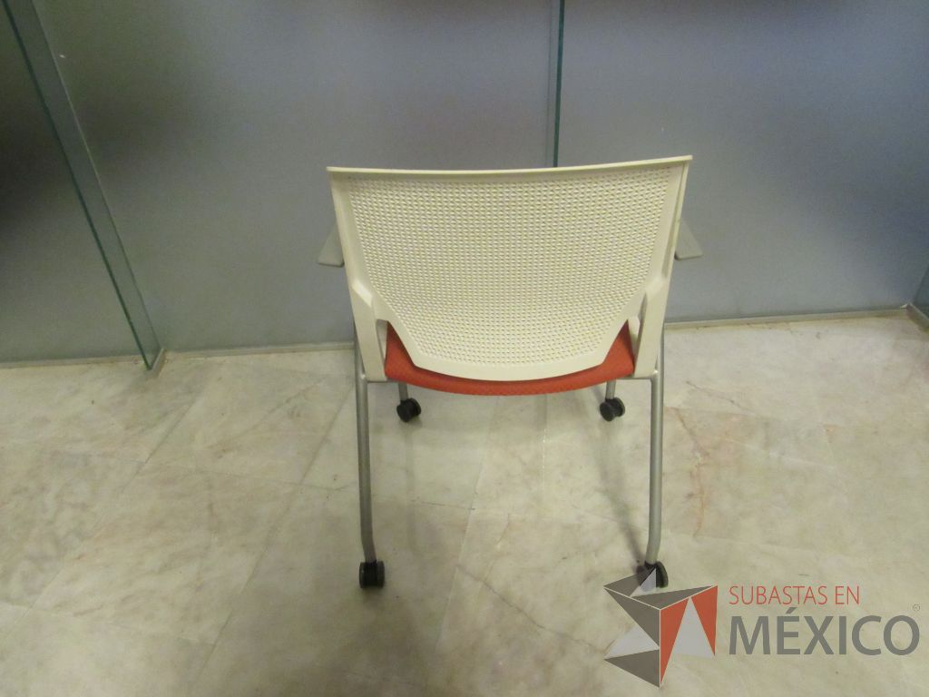 Lote 084 - Silla de visita con rueda, asiento en tela y respaldo color blanco - Imagen 7