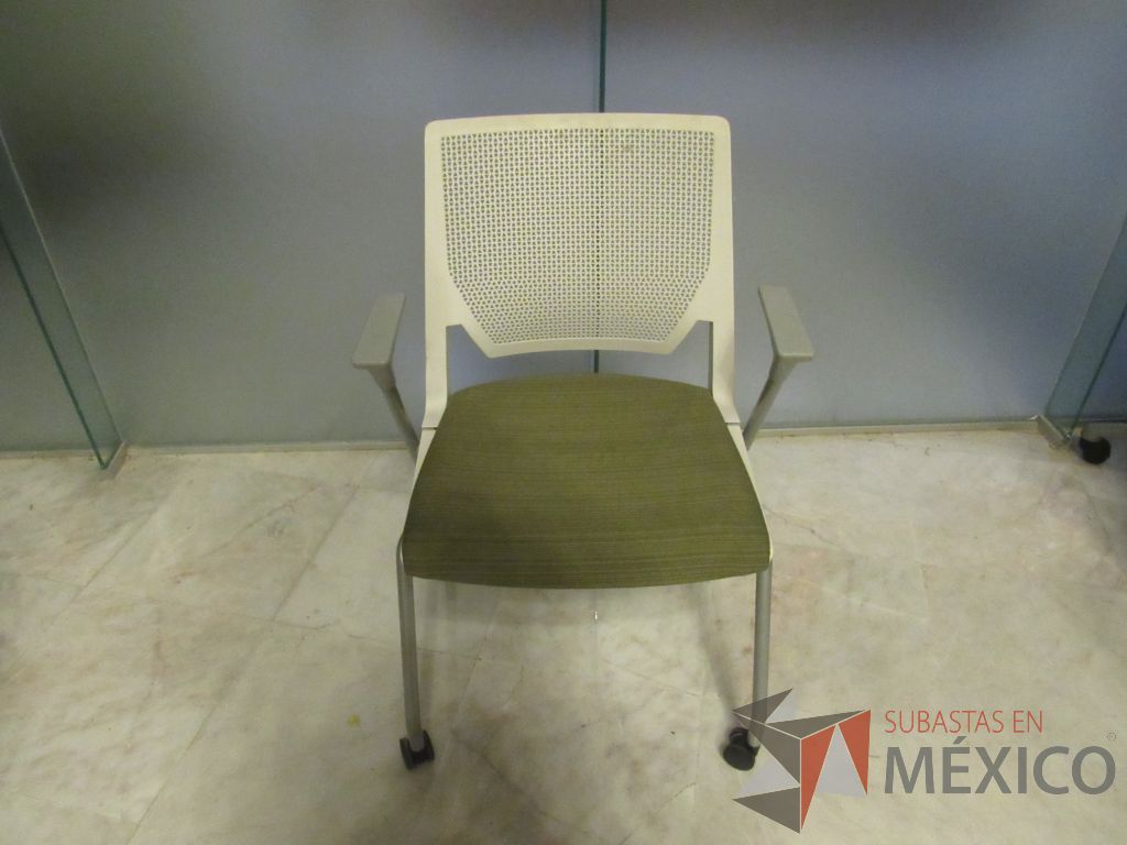 Lote 171 - Silla de visita con rueda, asiento en tela y respaldo color blanco - Imagen 6
