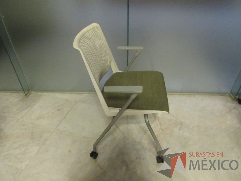 Lote 084 - Silla de visita con rueda, asiento en tela y respaldo color blanco - Imagen 9