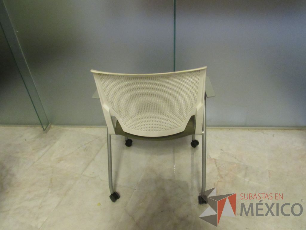 Lote 171 - Silla de visita con rueda, asiento en tela y respaldo color blanco - Imagen 7