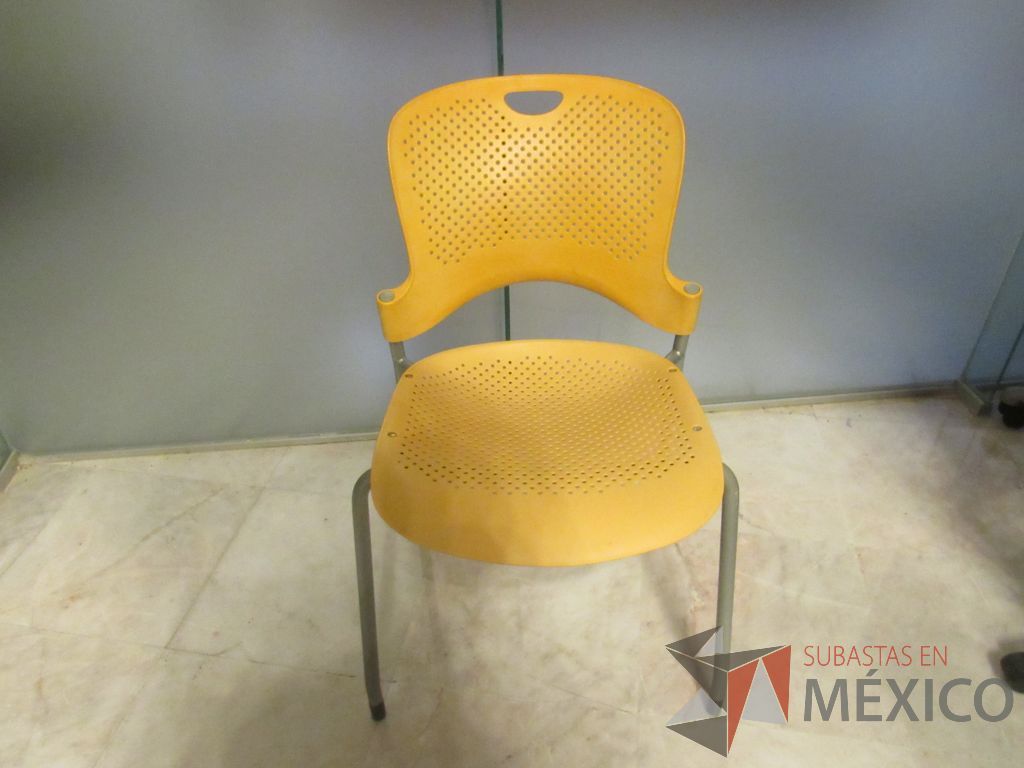 Lote 300e - Silla de visita con 4 patas metálicas con asiento y respaldo color amarillo