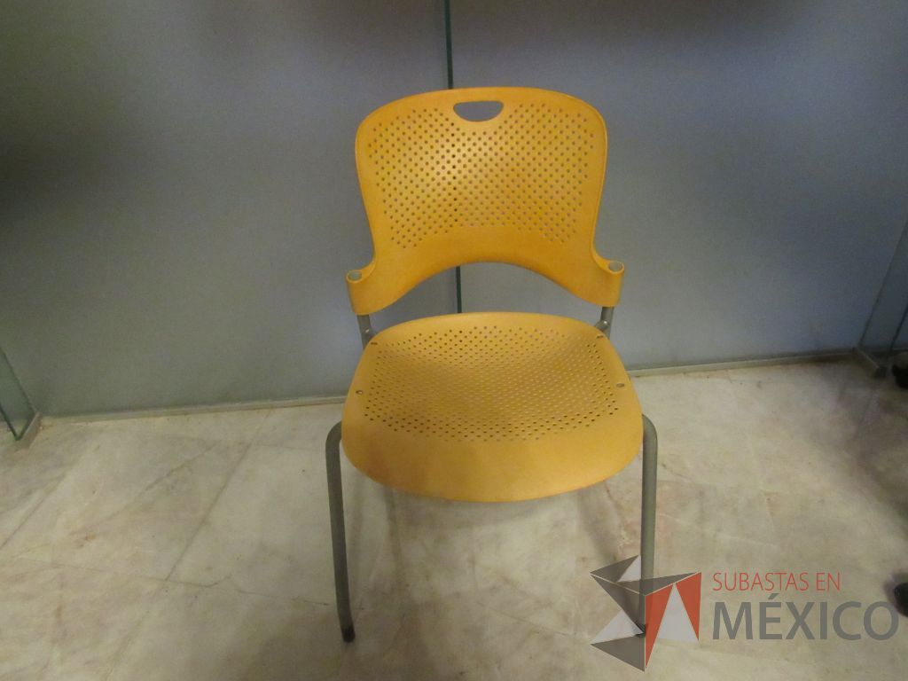 Lote 300e - Silla de visita con 4 patas metálicas con asiento y respaldo color amarillo - Imagen 2