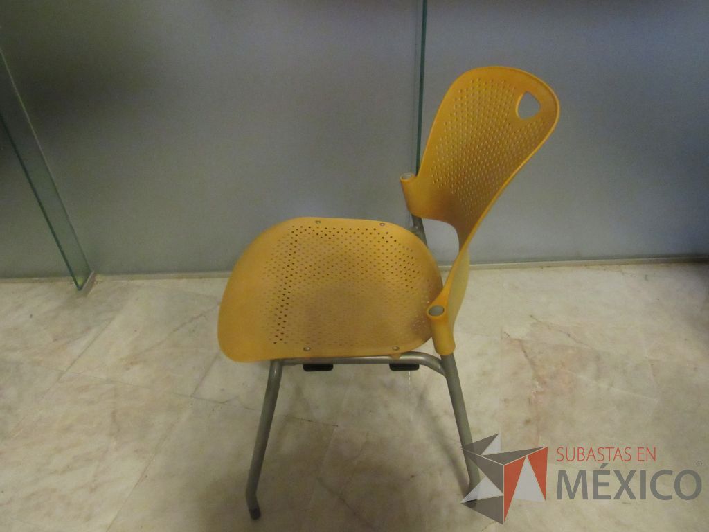 Lote 282d - Silla de visita con 4 patas metálicas con asiento y respaldo color amarillo - Imagen 3