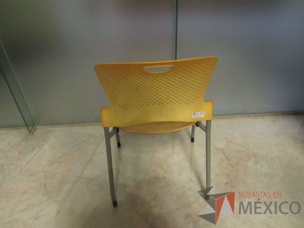 Lote 300e - Silla de visita con 4 patas metálicas con asiento y respaldo color amarillo - Imagen 4