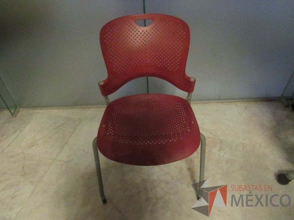 Lote 299c - Silla de visita con 4 patas metálicas con asiento y respaldo color rojo
