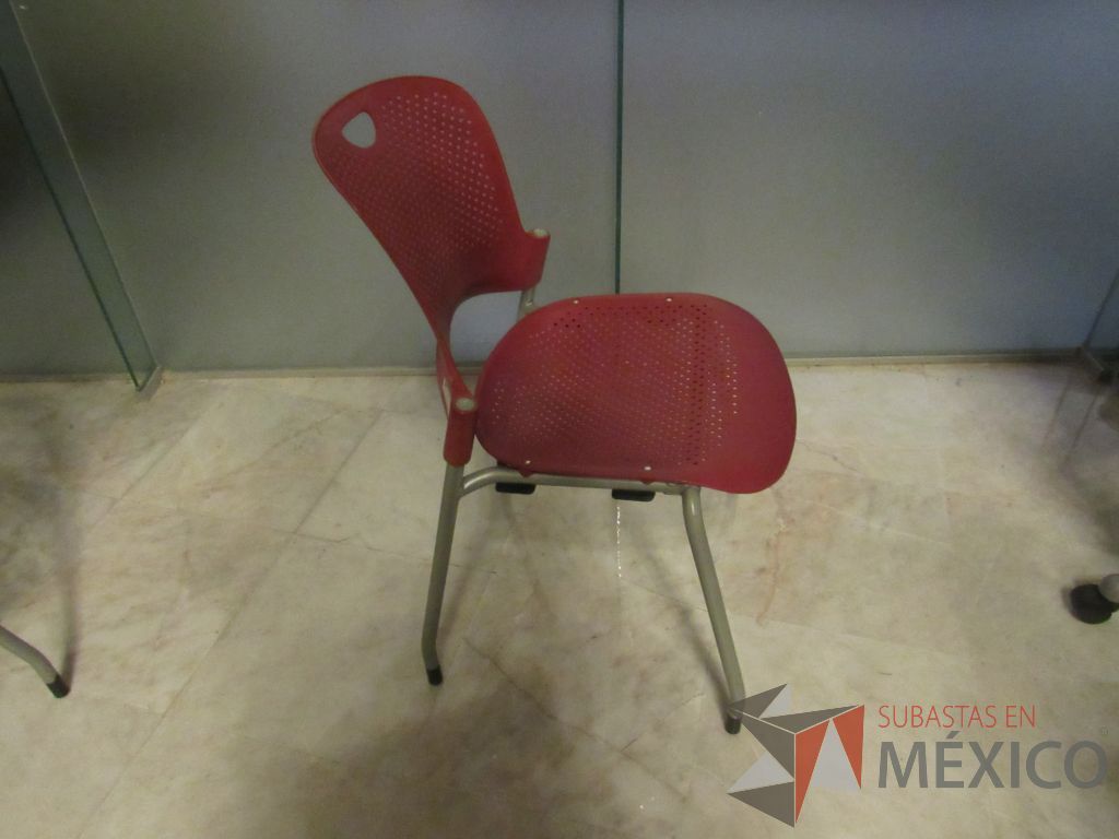 Lote 284a - Silla de visita con 4 patas metálicas con asiento y respaldo color rojo - Imagen 2