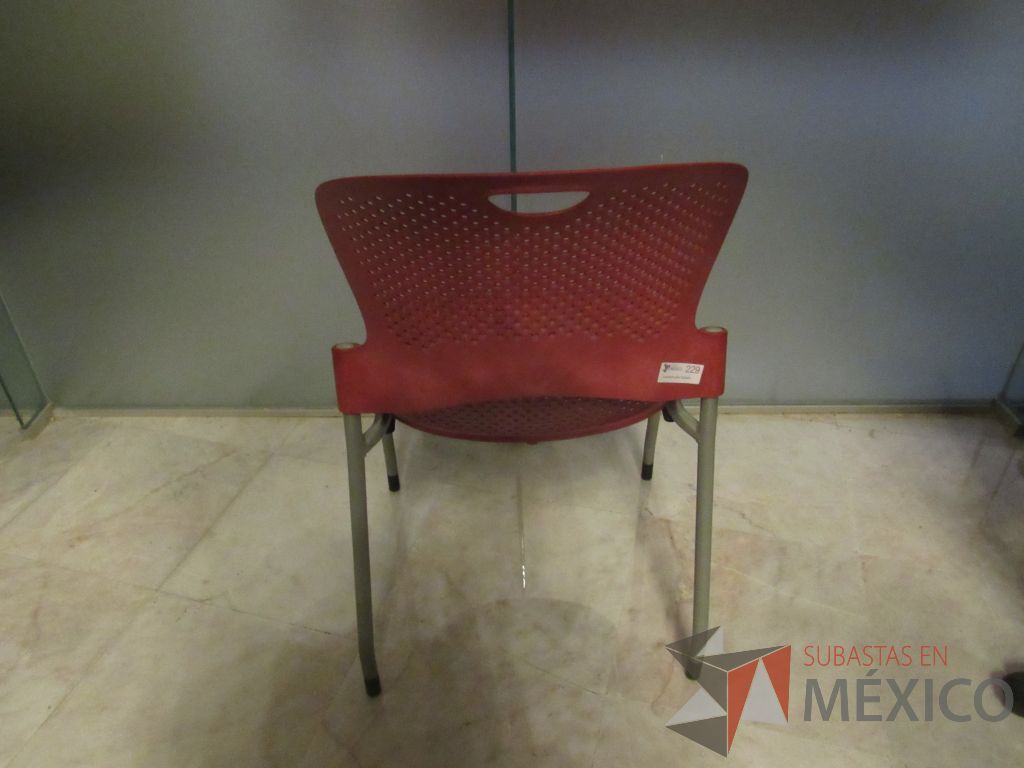 Lote 299c - Silla de visita con 4 patas metálicas con asiento y respaldo color rojo - Imagen 3