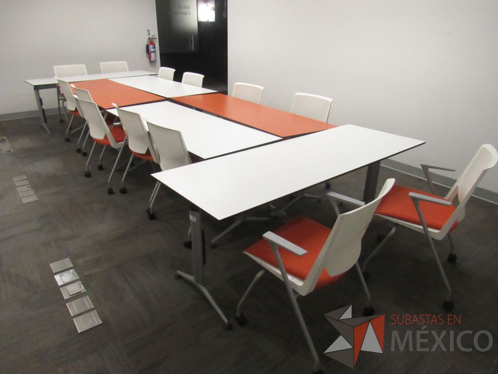 Lote 327a - Mesa de trabajo con base metálica y cubierta color naranja - Imagen 2