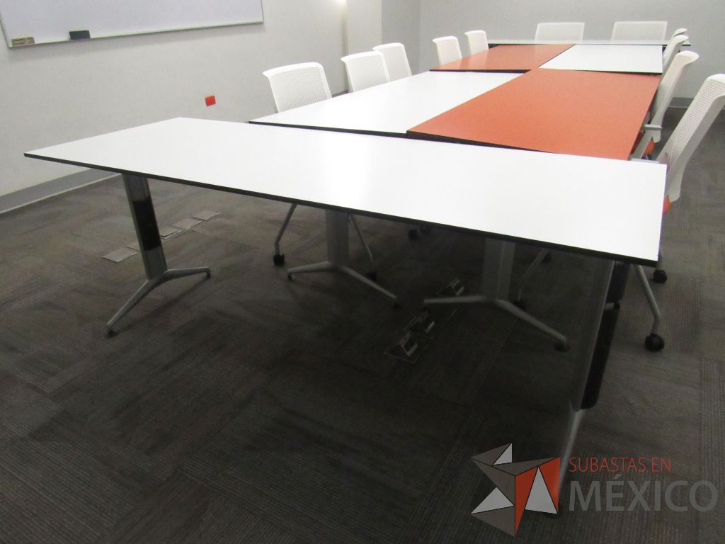 Lote 327a - Mesa de trabajo con base metálica y cubierta color naranja - Imagen 4