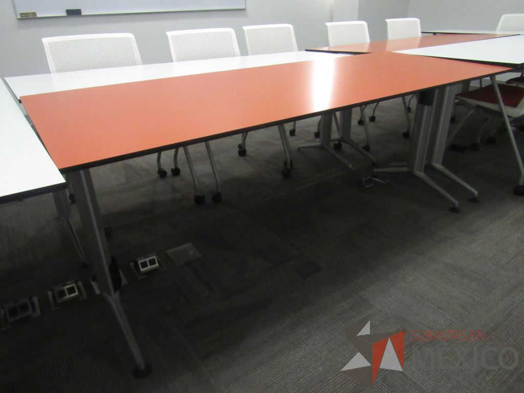Lote 327a - Mesa de trabajo con base metálica y cubierta color naranja - Imagen 7