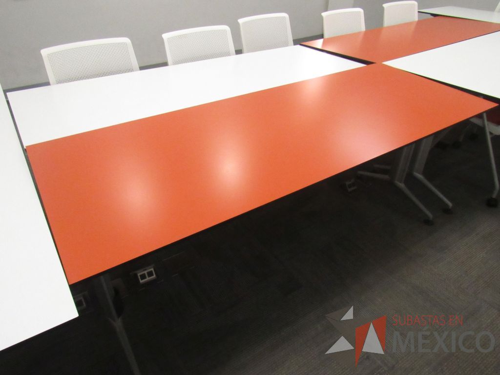 Lote 327a - Mesa de trabajo con base metálica y cubierta color naranja - Imagen 8