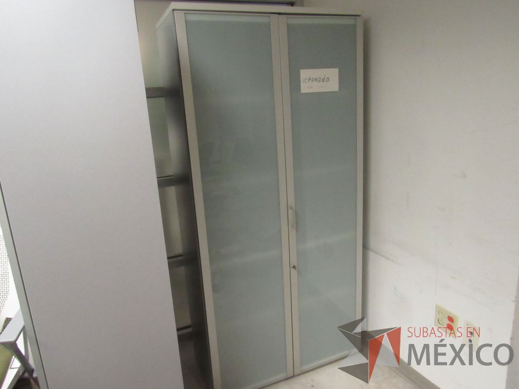 Lote 289 - Gabinete alto de 2 puertas, y 4 entrepaños color gris