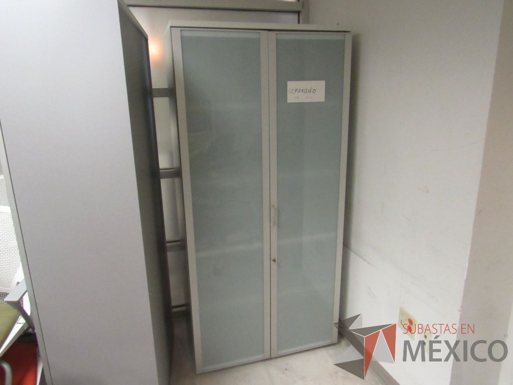 Lote 289 - Gabinete alto de 2 puertas, y 4 entrepaños color gris - Imagen 3