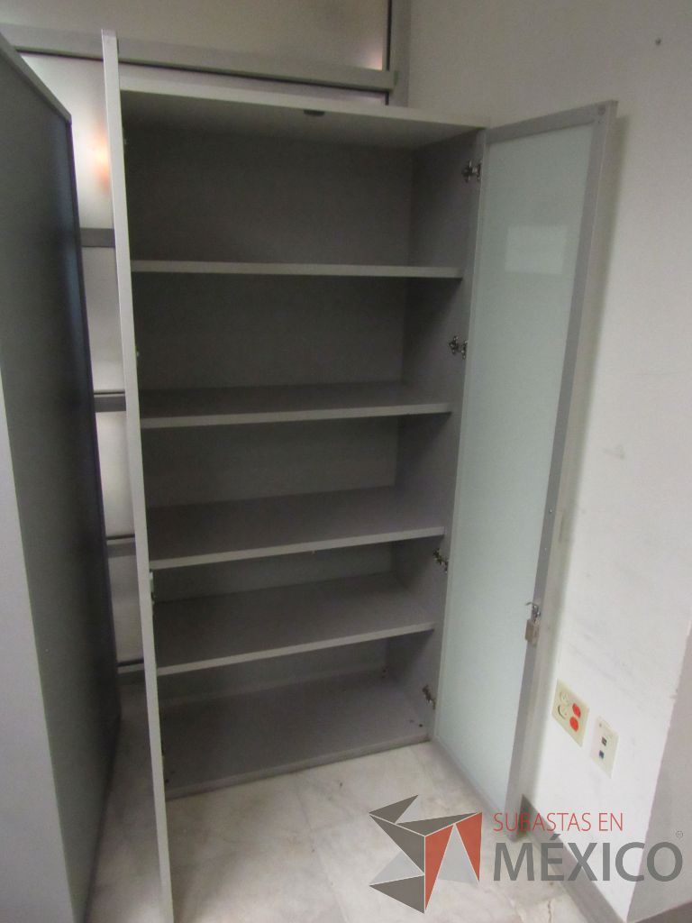 Lote 289 - Gabinete alto de 2 puertas, y 4 entrepaños color gris - Imagen 2