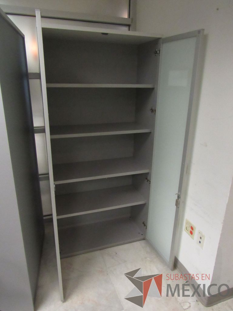 Lote 289 - Gabinete alto de 2 puertas, y 4 entrepaños color gris - Imagen 4