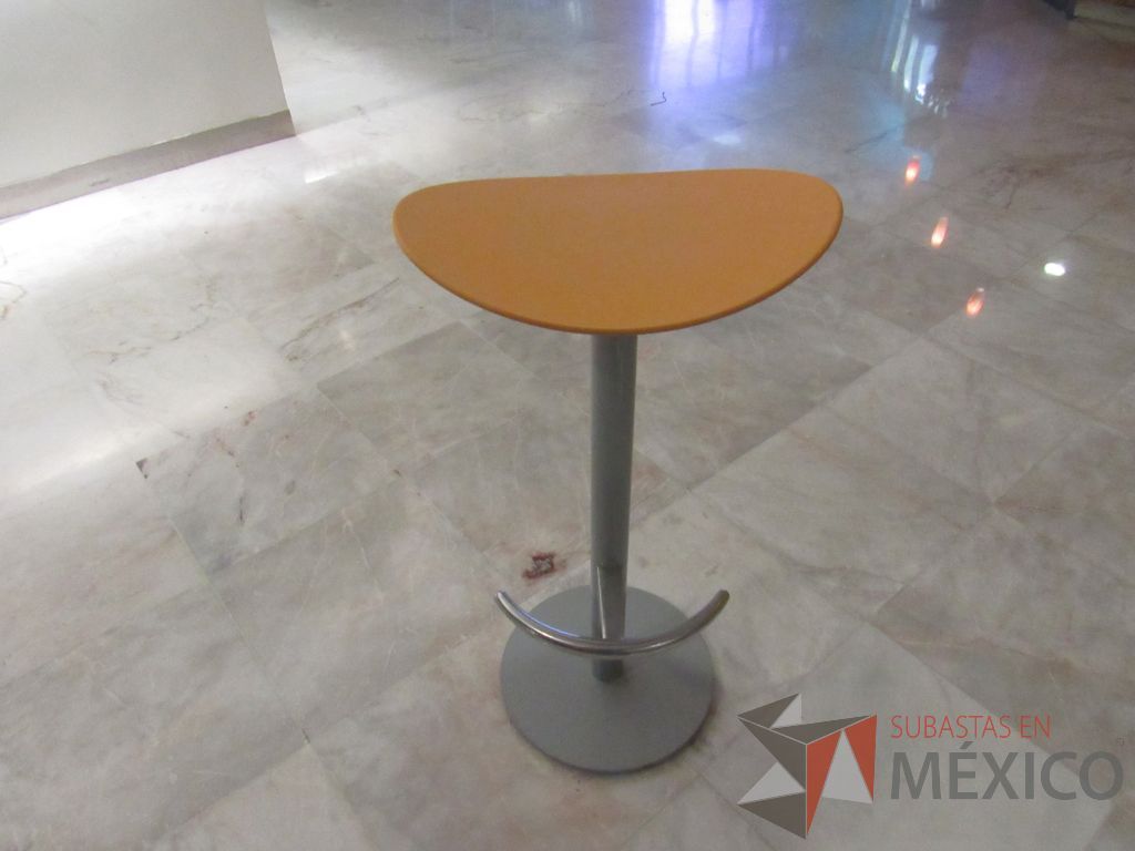 Lote 106c - Mesa alta circular con base metálica y cubierta color blanco - Imagen 15
