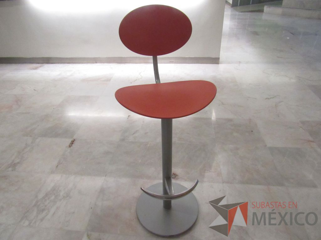 Lote 106c - Mesa alta circular con base metálica y cubierta color blanco - Imagen 13