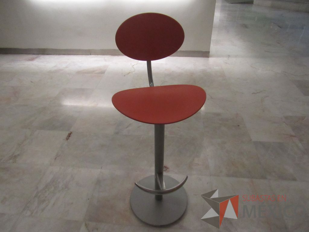 Lote 106c - Mesa alta circular con base metálica y cubierta color blanco - Imagen 12