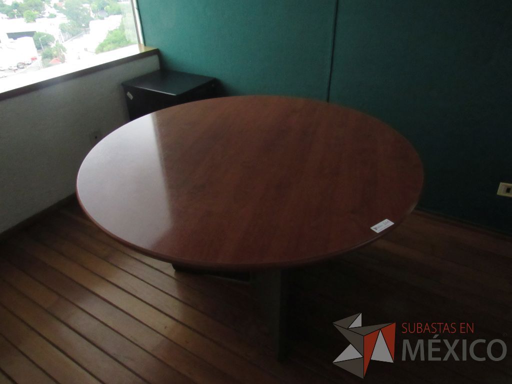 Lote 290 - Mesa de trabajo circular con base color negro, cubierta color madera y archivero vertical - Imagen 3
