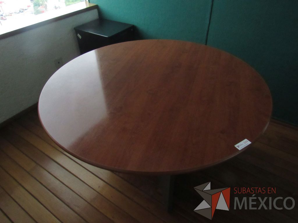 Lote 290 - Mesa de trabajo circular con base color negro, cubierta color madera y archivero vertical - Imagen 5