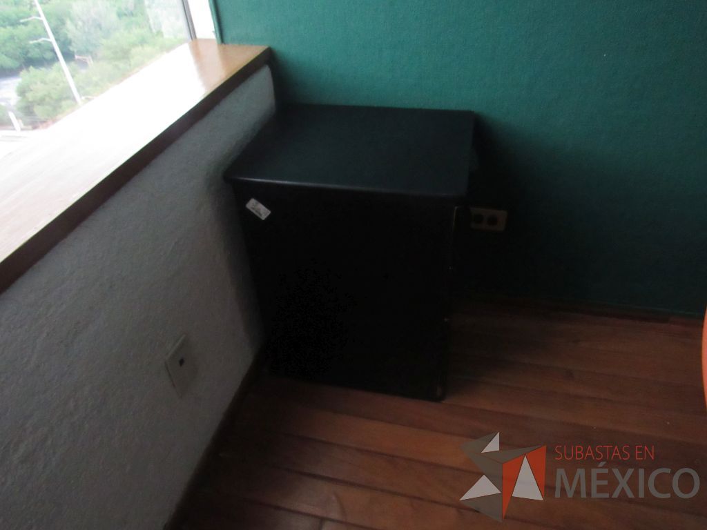 Lote 290 - Mesa de trabajo circular con base color negro, cubierta color madera y archivero vertical - Imagen 6