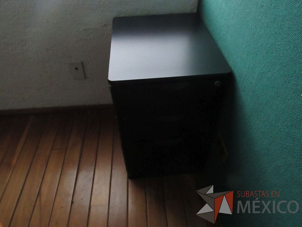 Lote 290 - Mesa de trabajo circular con base color negro, cubierta color madera y archivero vertical - Imagen 7