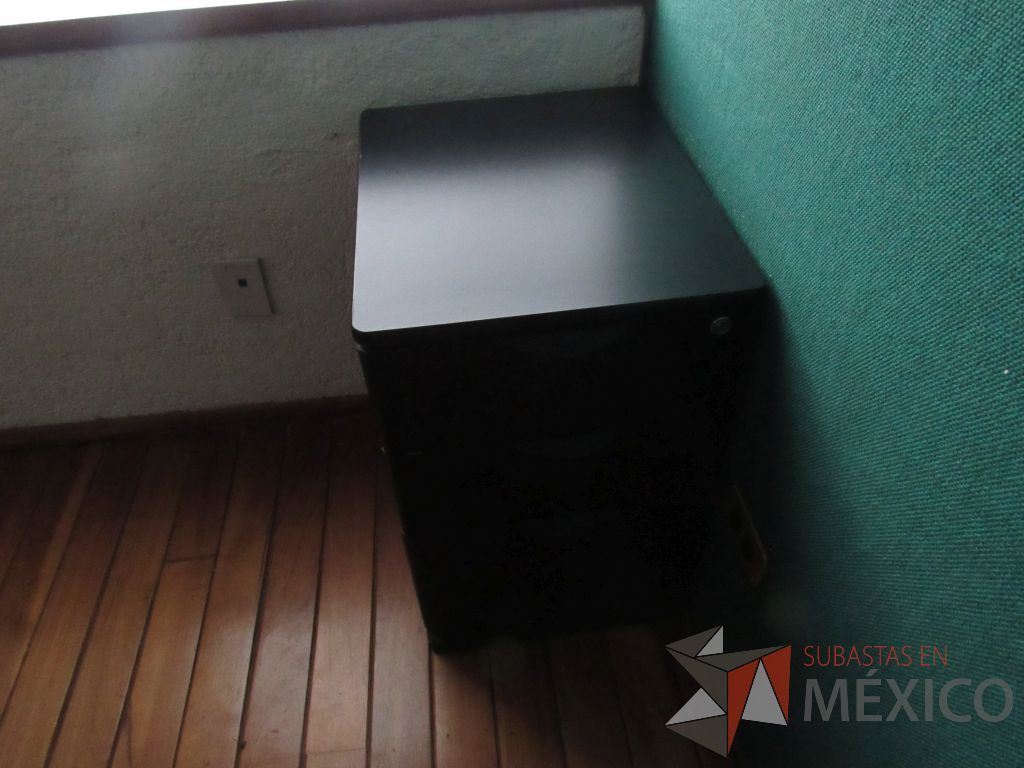 Lote 290 - Mesa de trabajo circular con base color negro, cubierta color madera y archivero vertical - Imagen 8